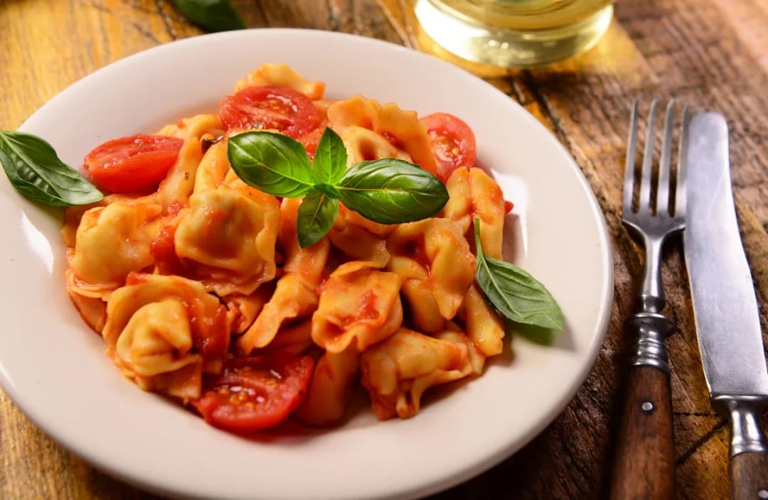 Idealne dodatki do tortellini z pomidorami i mozzarellą, które zaskoczą