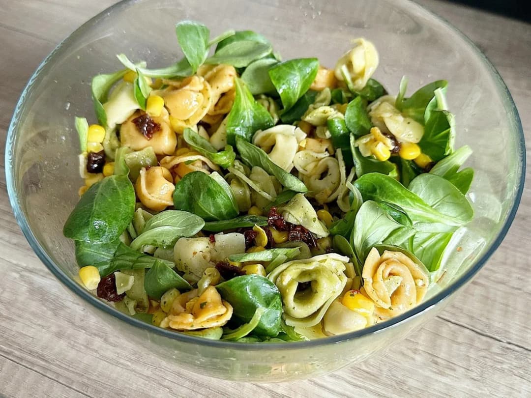 Jakie tortellini do sałatki wybrać, by zaskoczyć smakiem?