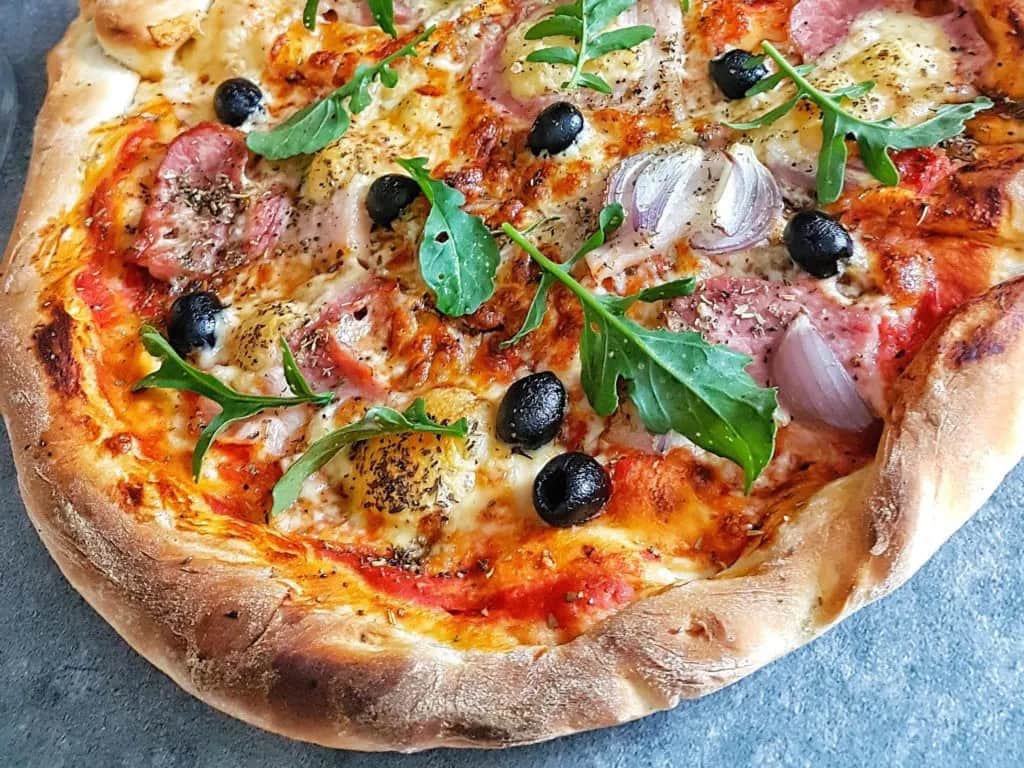 Pizza ser na wierzch czy pod spód? Odkryj najlepsze opcje dla smaku