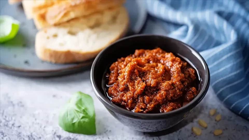 Jak zrobić pesto z pomidorów - prosta receptura na smakowity sos