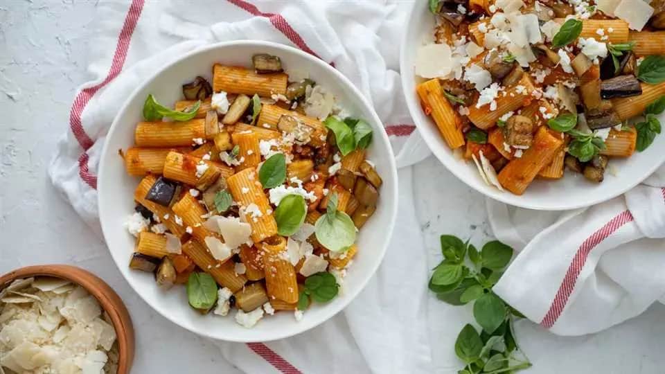 Spaghetti norma - przepis na idealne danie z bakłażanem i serem