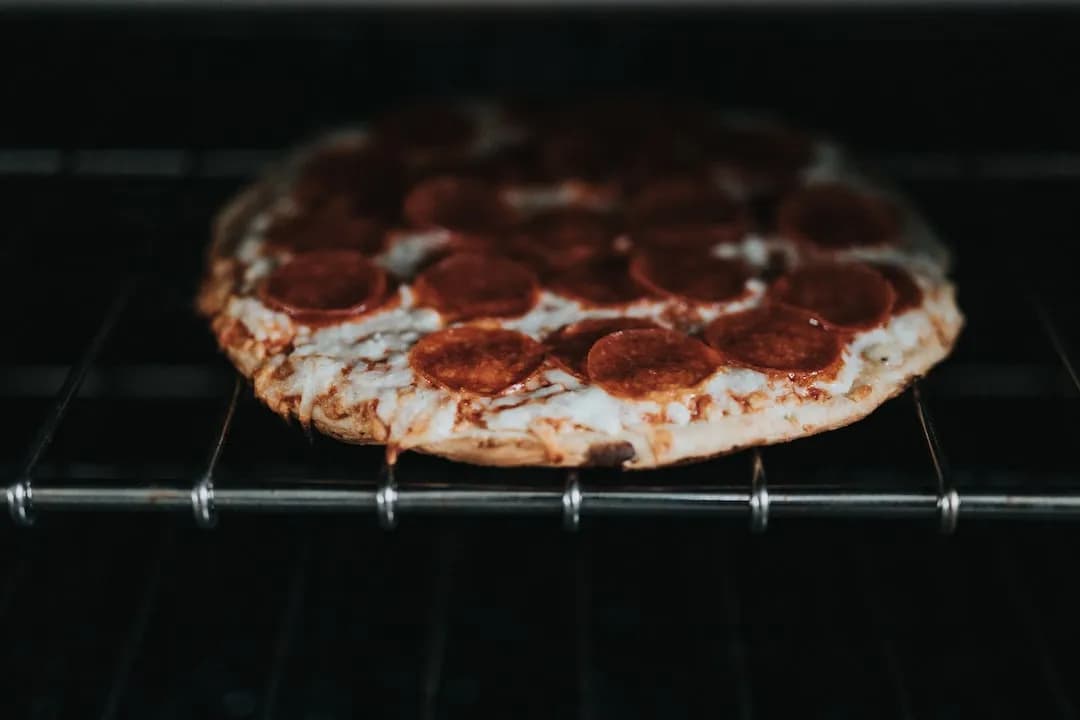 Na ile wstawic pizze do piekarnika, aby uniknąć zakalca?