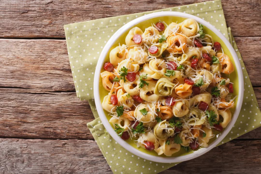Jak zrobić sałatkę z tortellini, która zaskoczy Twoich gości
