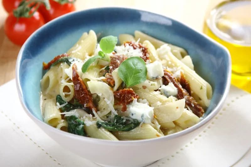 Penne konjac ze szpinakiem: zdrowy przepis na pyszne danie