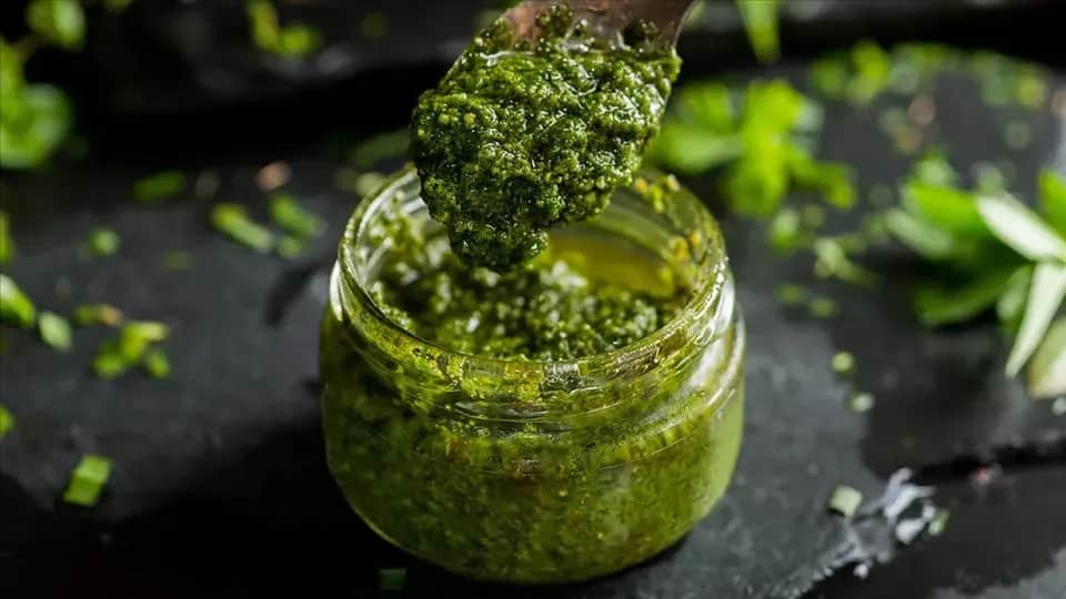 Czy pesto ze słoika się podgrzewa? Unikaj gorzkiego smaku bazylii