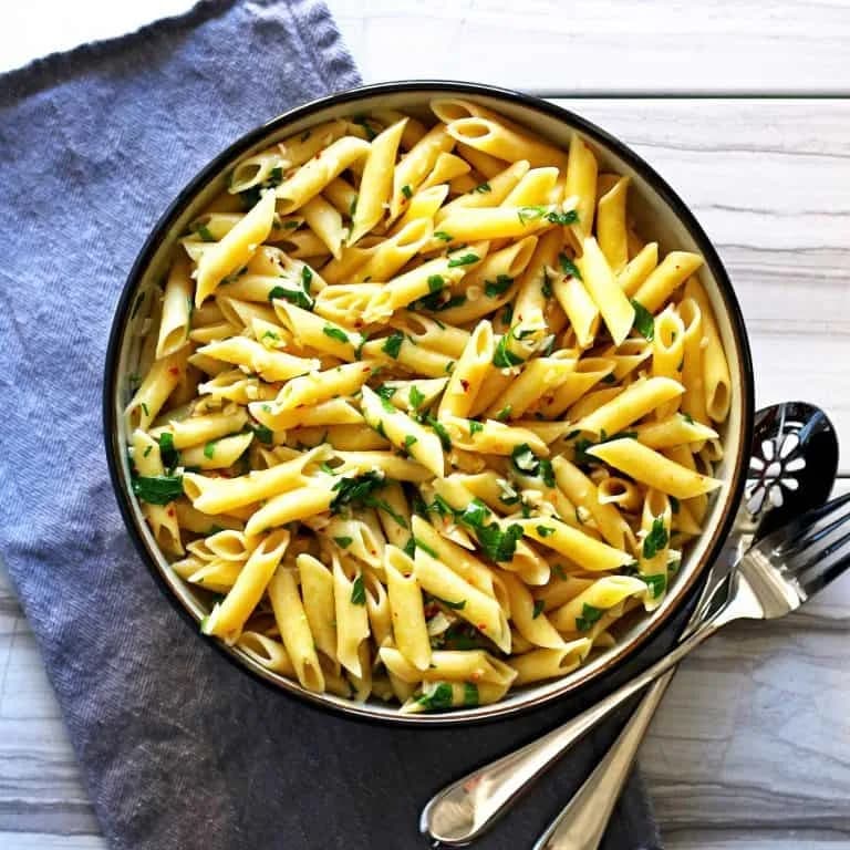 Penne aglio olio – łatwy przepis na pyszne danie z makaronem