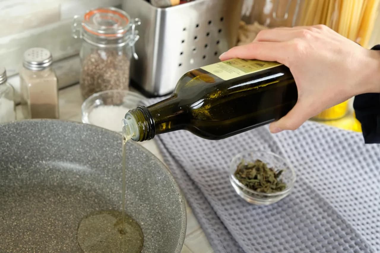 Na jakiej oliwie nie można smażyć? Unikaj tych niezdrowych wyborów Na jakiej oliwie nie można smażyć? Unikaj tych niezdrowych wyborów