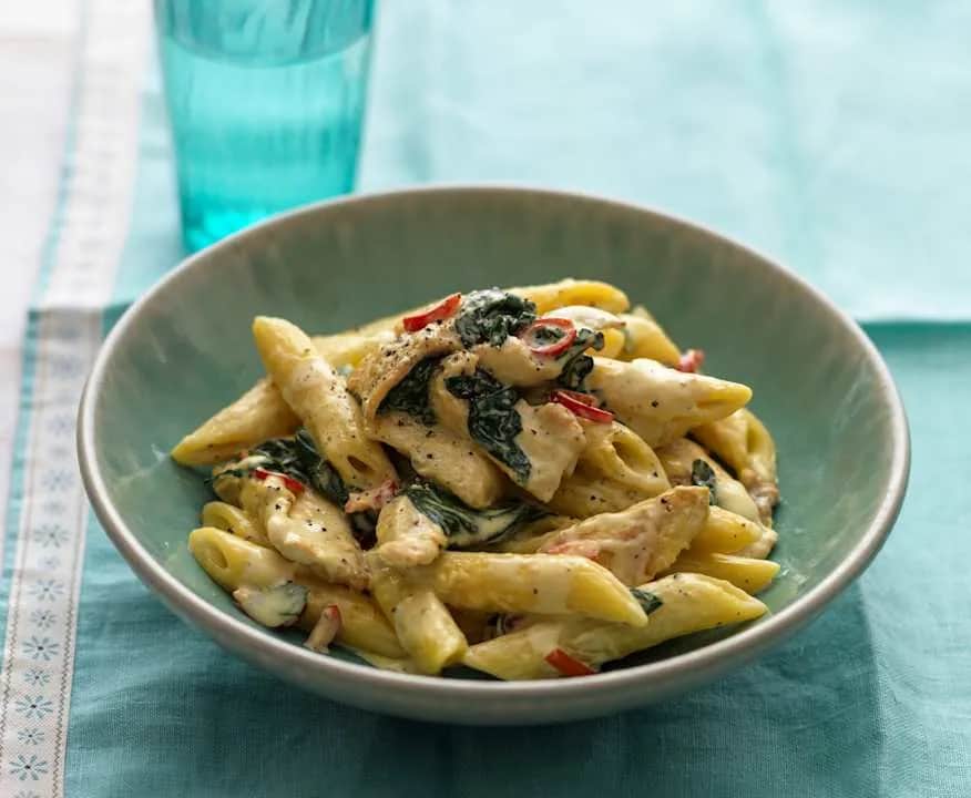 Szybki przepis na makaron penne z kurczakiem i szpinakiem w sosie śmietanowym