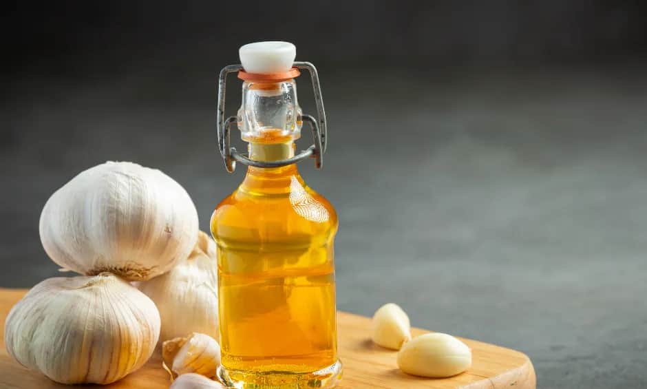 Jak zrobić oliwę z czosnkiem - prosty przepis na aromatyczną oliwę