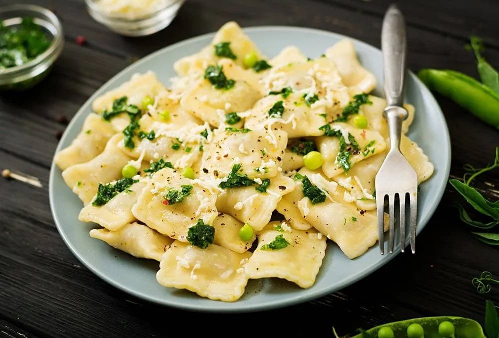 Z czym podawać tortellini z mięsem – najlepsze sosy i dodatki