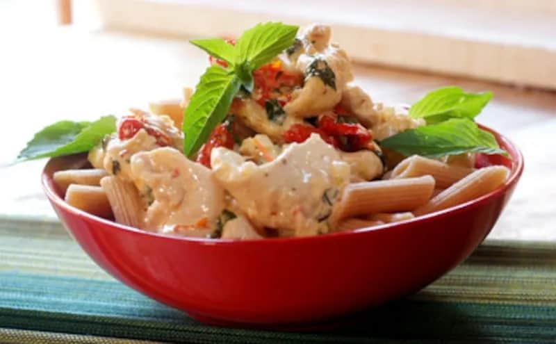Pyszny makaron penne z kurczakiem i pomidorami – prosty przepis na obiad