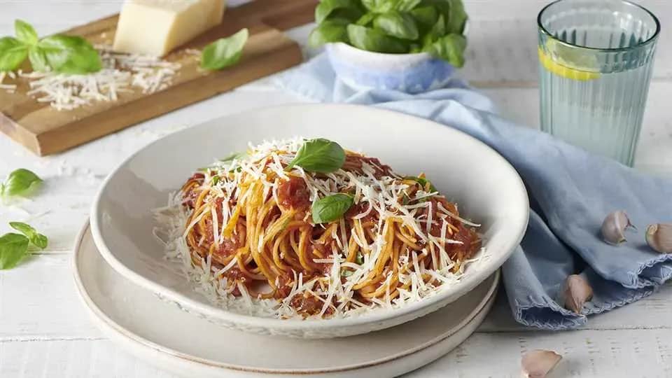 Spaghetti napolitana: tradycyjny przepis i różnice z wersją japońską