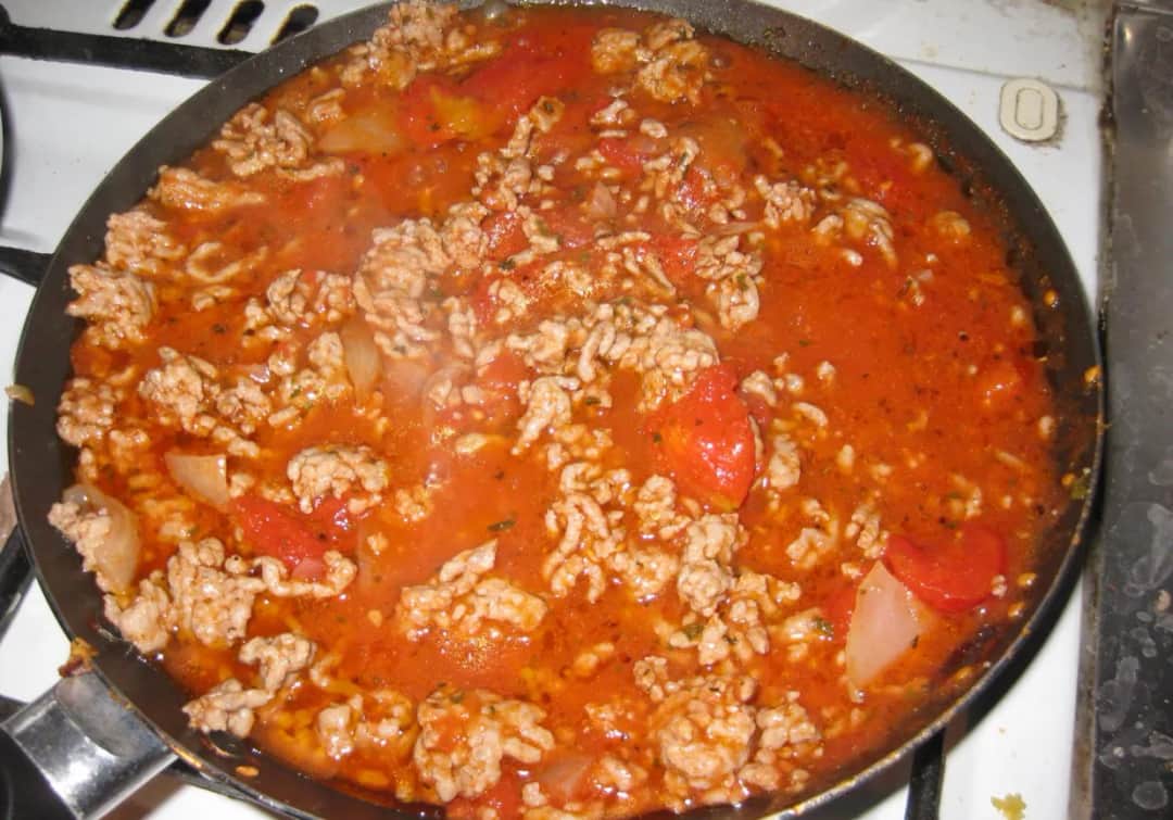 Szybki sos do spaghetti z pomidorami z puszki, który zachwyci smakiem