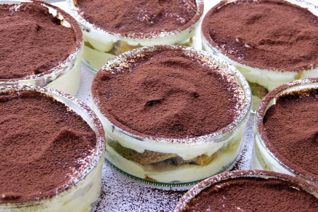 Tiramisu co to znaczy? Poznaj znaczenie i historię tego deseru