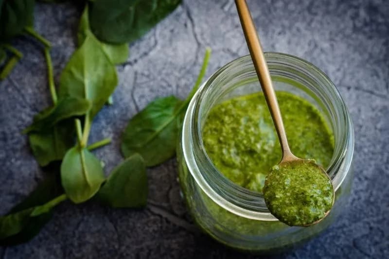 Jakie orzechy do pesto? Odkryj najlepsze alternatywy i smaki