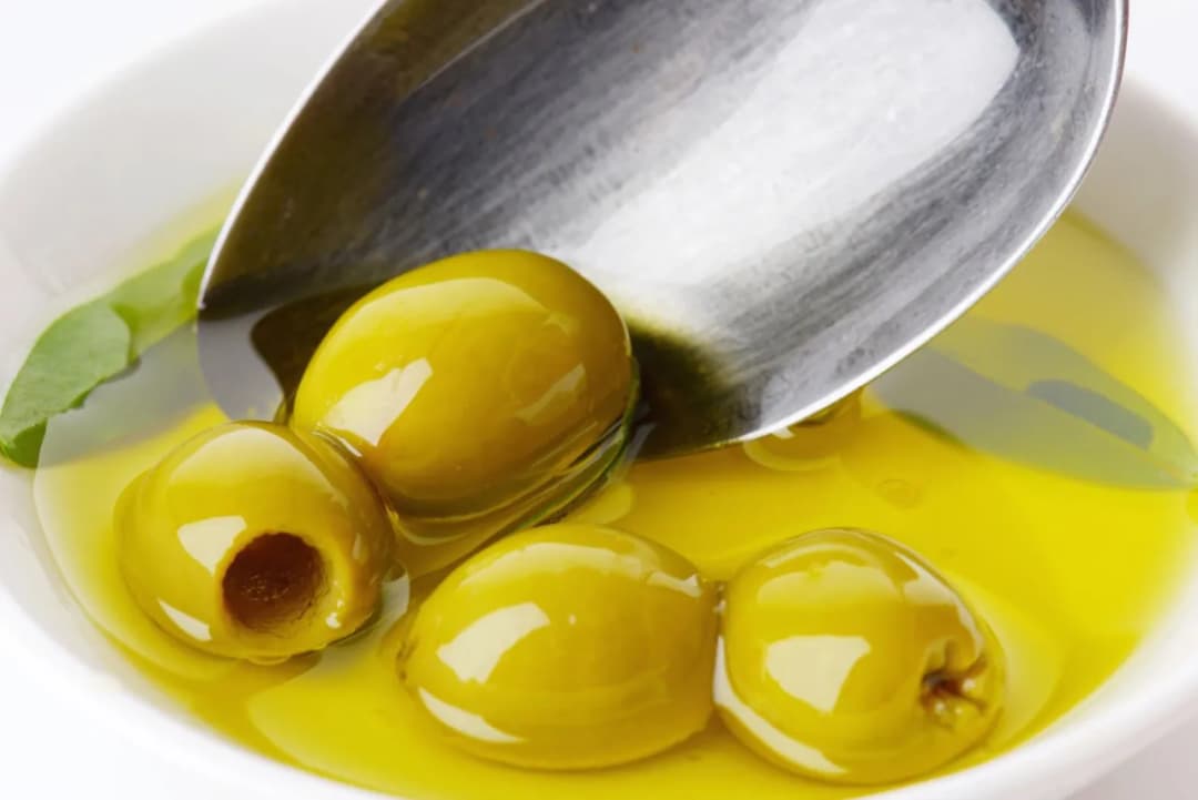Ile oliwa ma kalorii i jak wpływa na twoją dietę?