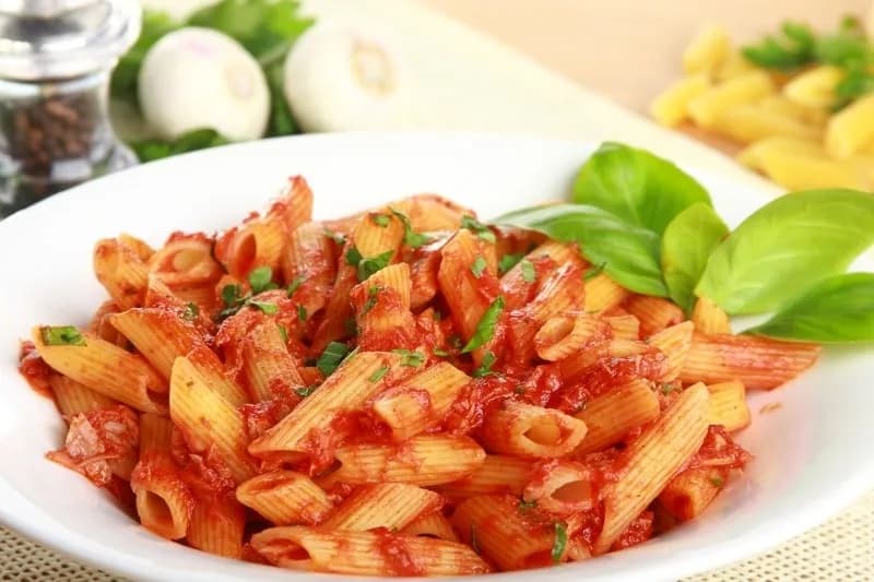 Szybkie i proste penne z tuńczykiem i pomidorami na obiad