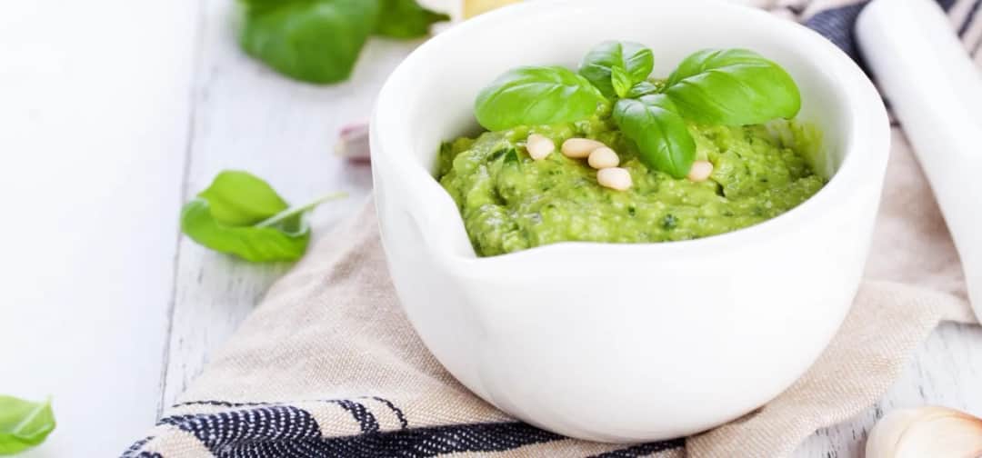 Co to jest pesto zielone? Odkryj sekrety smaku i przepisy