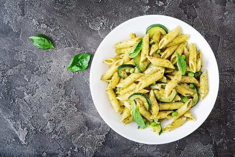 Co można dodać do makaronu z pesto, aby zachwycić smakiem?