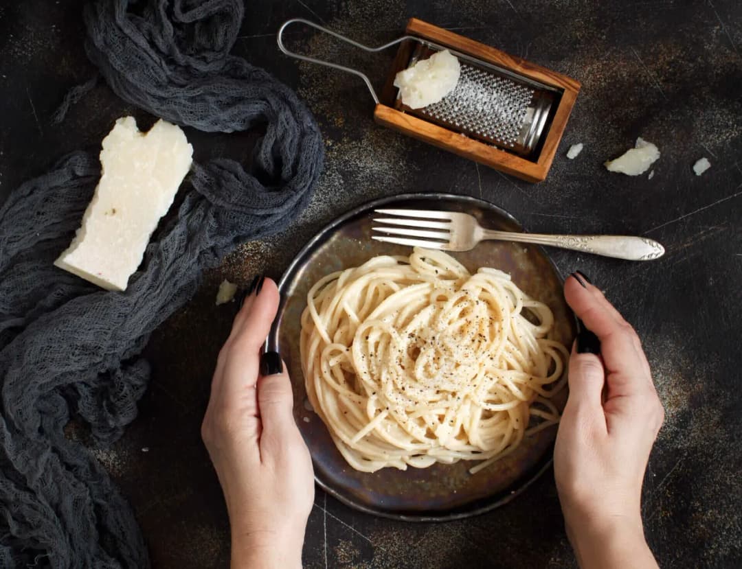 Jaki ser do spaghetti zamiast parmezanu? Odkryj pyszne alternatywy
