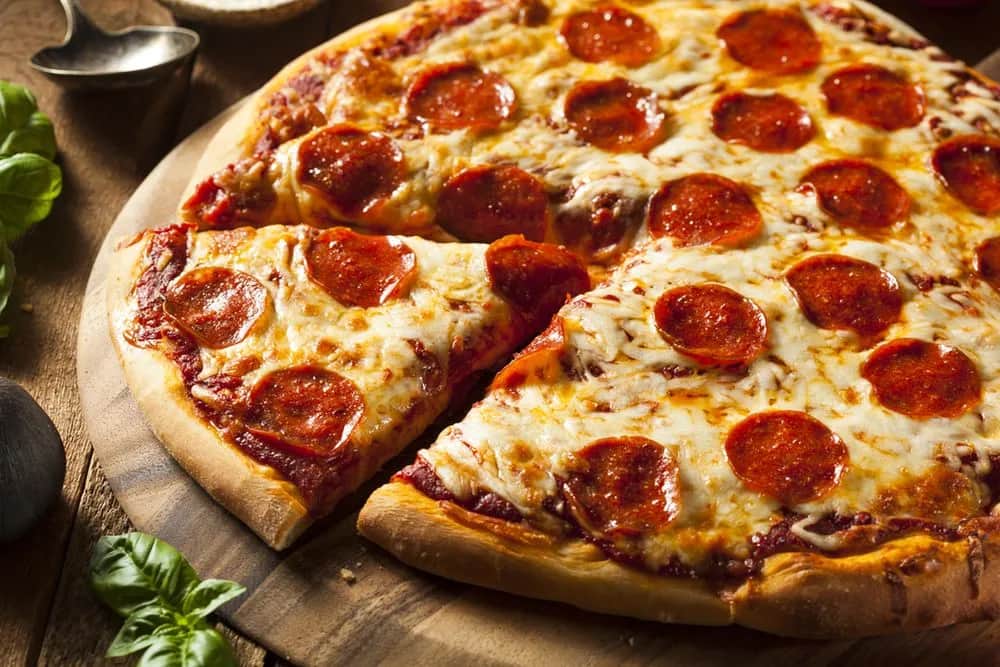 Ile cm ma duża pizza w Pizza Hut? Odkryj rozmiary i opcje