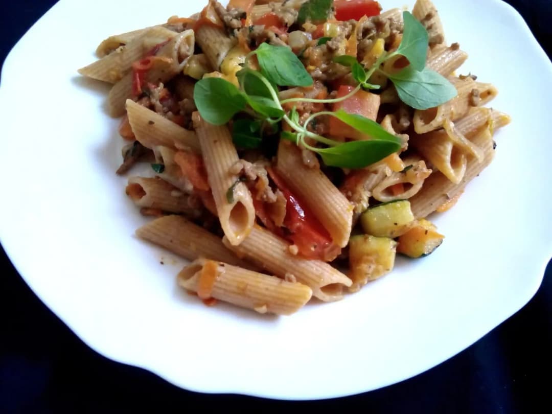 Szybki przepis na makaron penne z mięsem mielonym, który zaskoczy smakami
