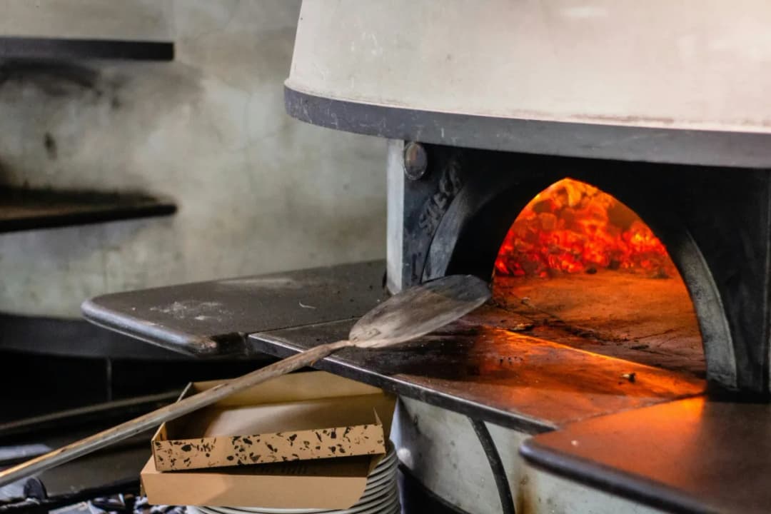 W jakiej temperaturze piec pizzę i ile czasu, by uniknąć błędów?