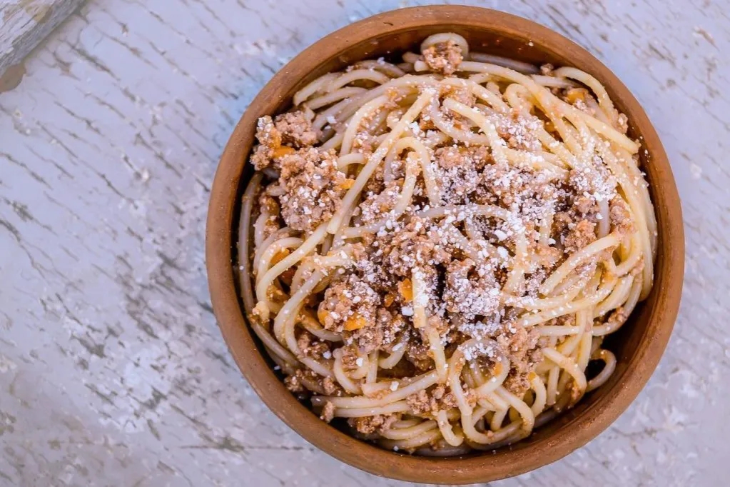 Ile gram makaronu spaghetti na osobę? Odkryj idealne porcje!