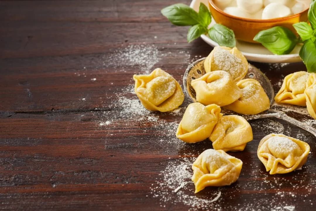 Tortellini z mięsem z czym jeść? Odkryj pyszne sosy i dodatki