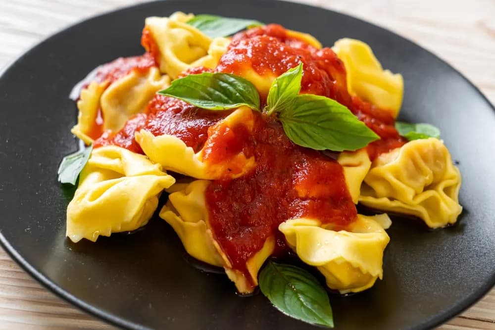 Co to jest tortellini? Odkryj sekrety tego włoskiego przysmaku